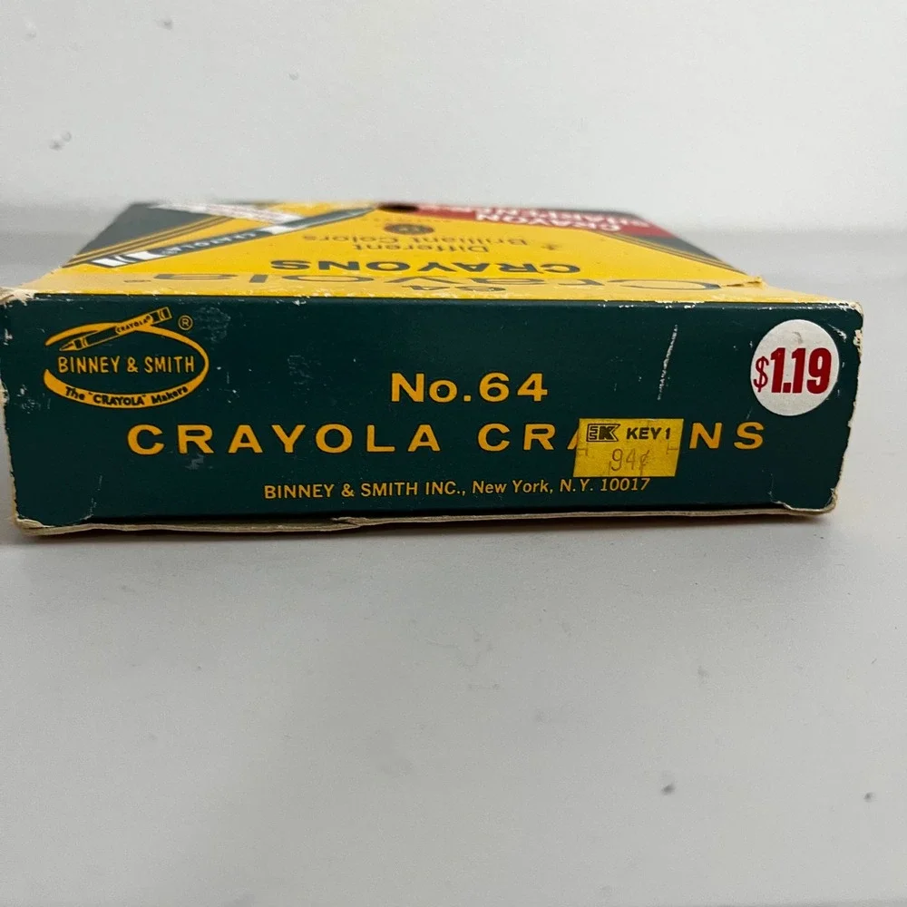 VTG Crayola 64 Crayons Binney & Smith Brilliant Colors Built In Sharpener FLAWS‎